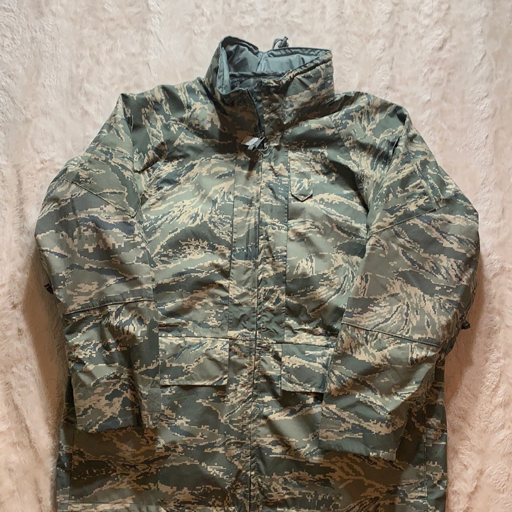 Military issue Gortex Cold WeatherJacket,Large hunting,fishing, New with tags